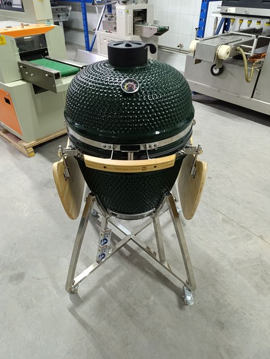 Керамічний гриль на вугіллі. Гриль. Барбекю. BBQ