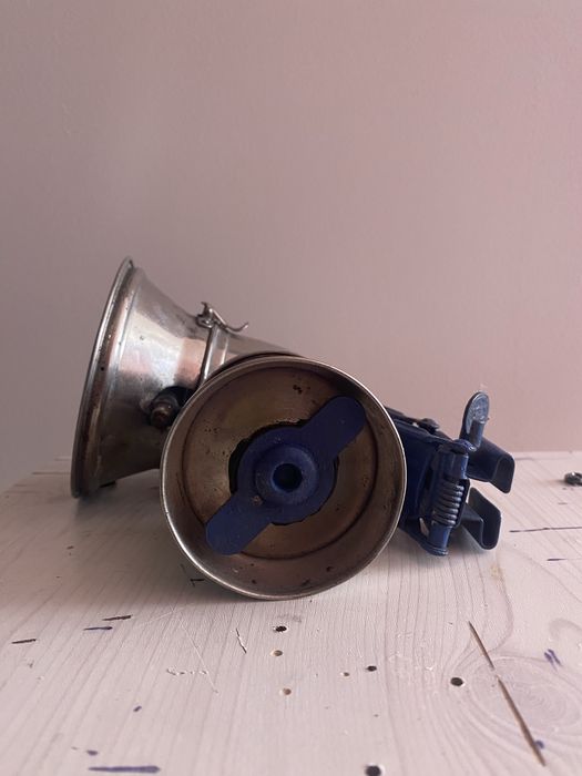 Zabytkowa lampa rowerowa karbitowa