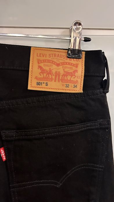 Czarne meskie spodnie jeansowe jeansy szinsy Levis W32 L34 M