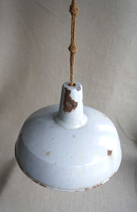 stara lampa metalowa rustykalna, wisząca