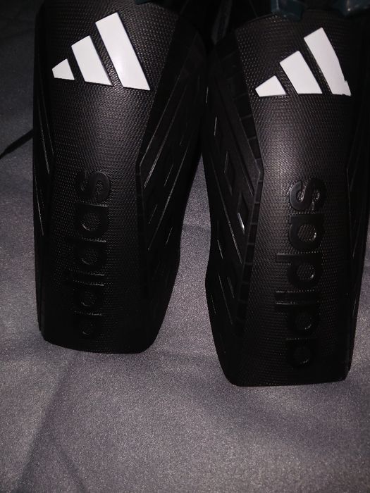 Vendo chuteiras de Nike tamanho 42 mais caneleiras