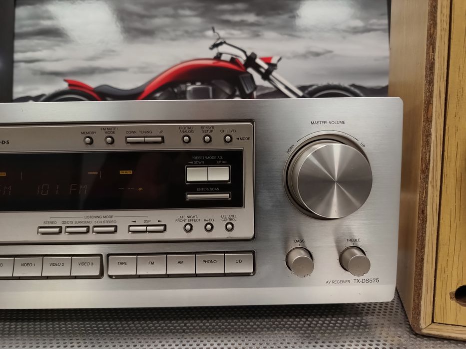 Amplituner Onkyo model TX-DS575.