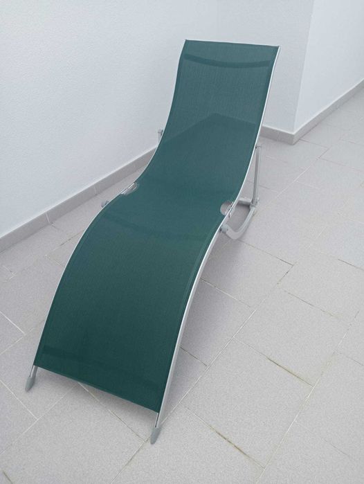 Esperguiçadeira com estrutura em aluminio