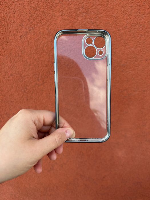 Iphone 14 - silikonowe etui z metalicznym wykończeniem