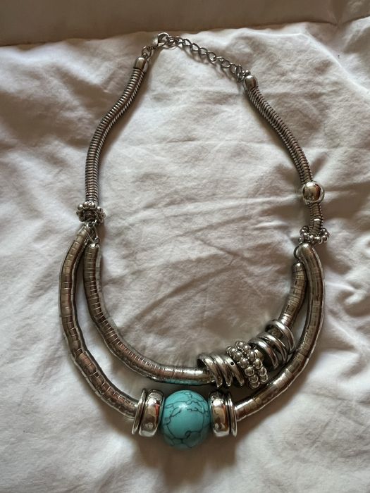 Colar curto prateado com pedra azul turquesa