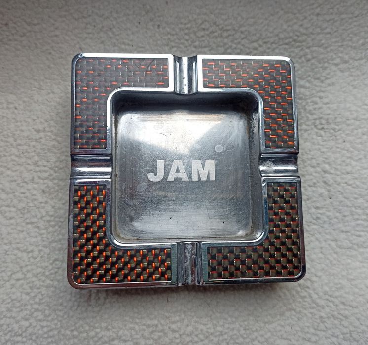 Stara ciężka popielniczka .