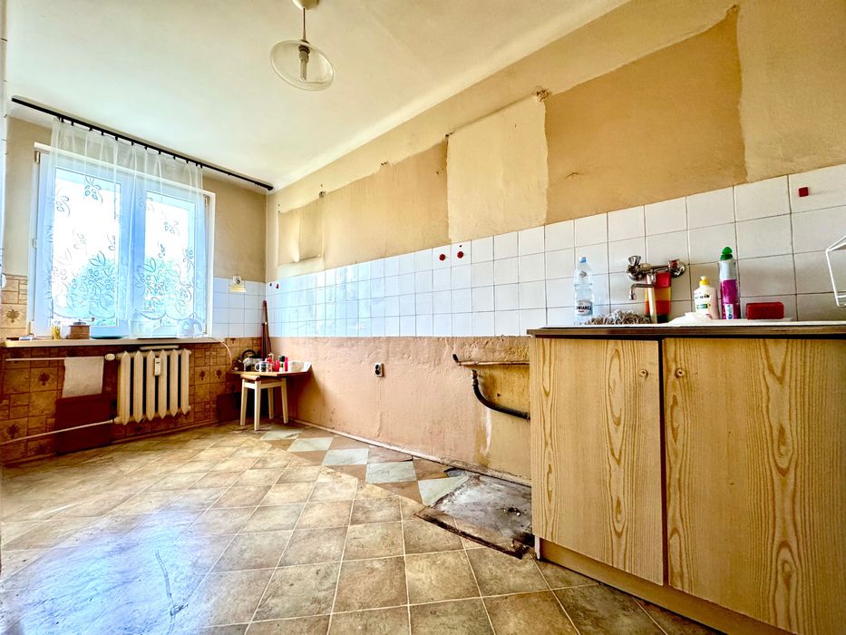 1 piętro, 2 pokoje, balkon - do remontu.