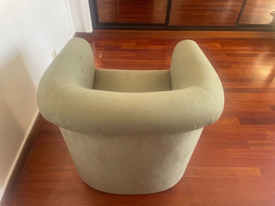 Poltrona de veludo esverdeado