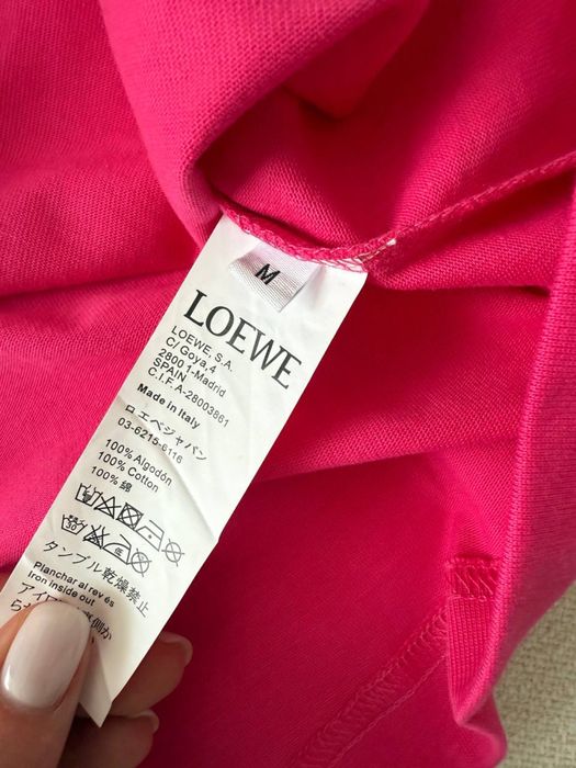 Яскрава футболка Loewe
