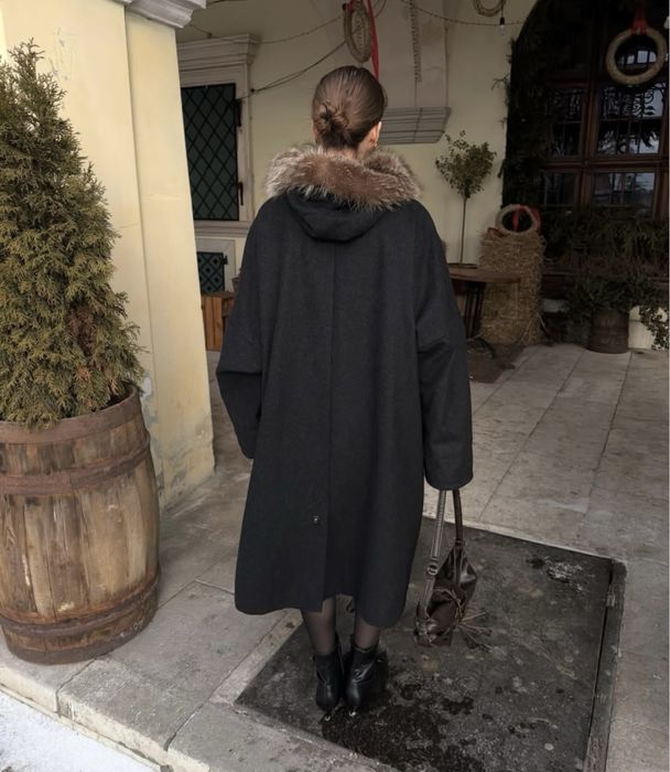 Шерстяне пальто з капюшоном