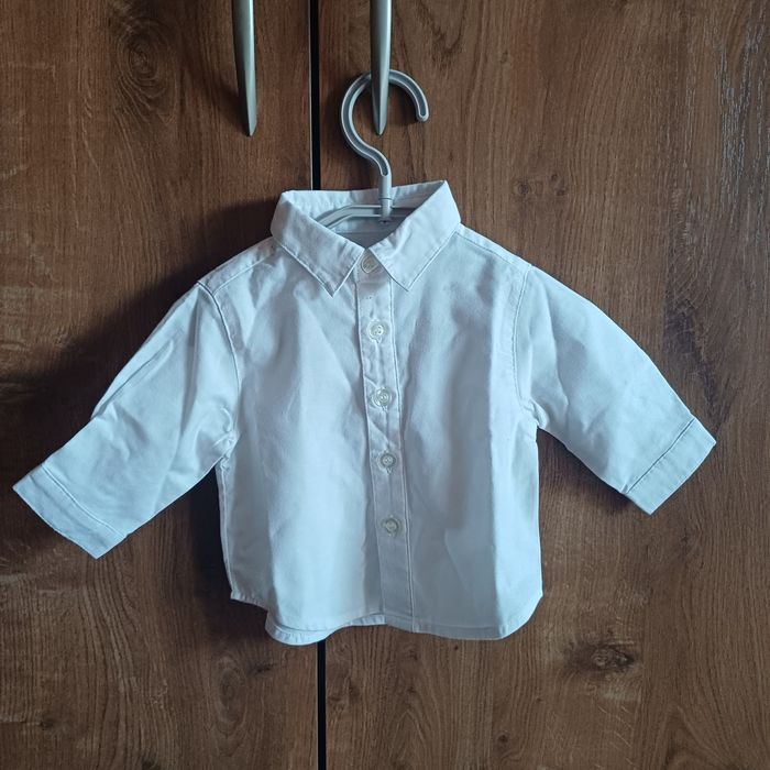 Sprzedam białą koszulkę chłopięca.