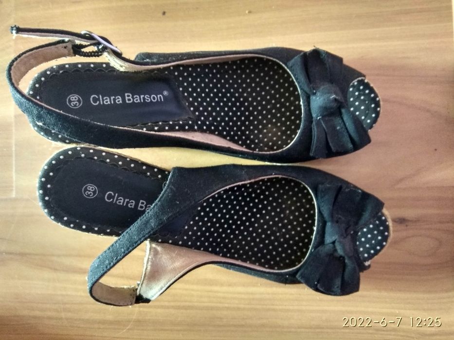 Czarne sandały na koturnie