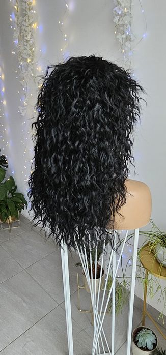 Lekka peruka Frida fale afroloki czarna włosy naturlany efekt