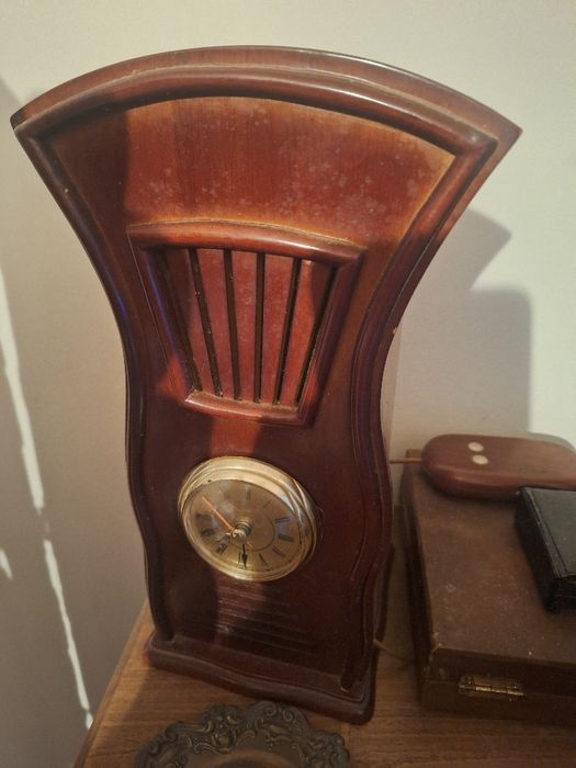 Dois relogios um é um radio tambem em bom estado