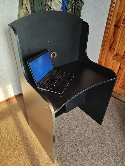 Стіл комп'ютерний компактний