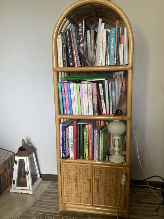 Komoda regał na ksiazki dla dziecka z rattanu