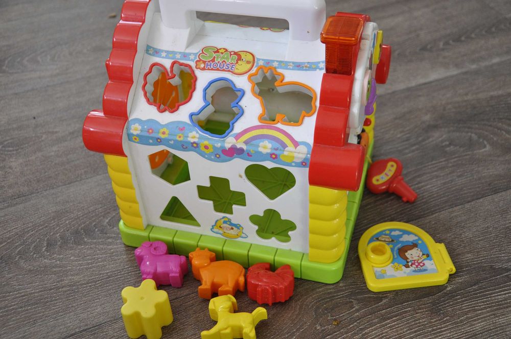 Domek edukacyjny z melodyjką pianinko klocki sorter