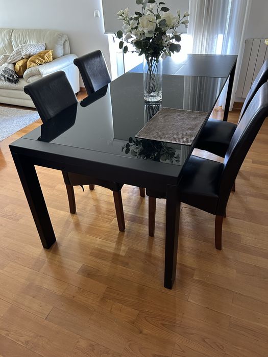 Mesa de jantar e 4 cadeiras