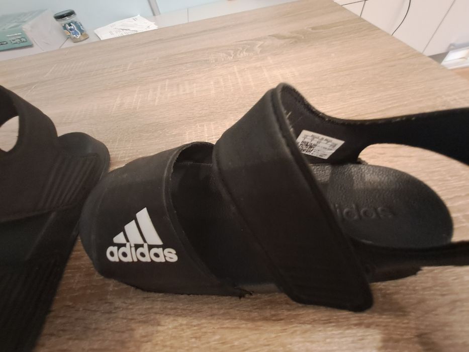 Sandały Adidas chłopięce r. 35 (23 cm) – jak nowe.