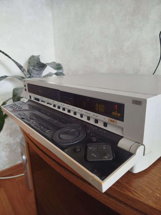 Професійний відеомагнітофон Panasonic серії AG-4700