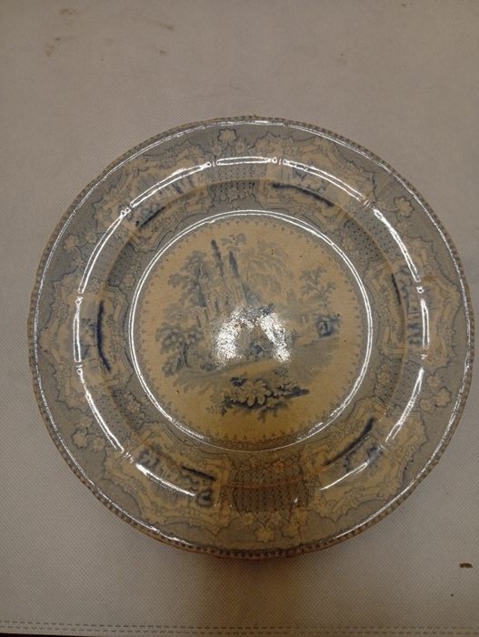 Prato em faiança marca C numerado