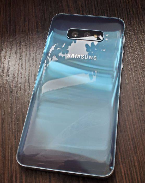 Телефон Samsung s10e