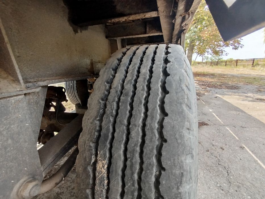 Продам Бортовий напівпричеп з краном-маніпулятора. Манипулятор