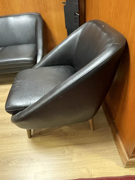 Conjunto Sofá e Poltrona preto, com pés de madeira