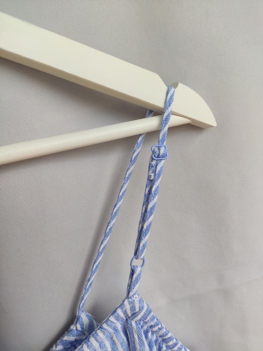 Luźna jasnoniebieska sukienka letnia na ramiączkach w białe prążki