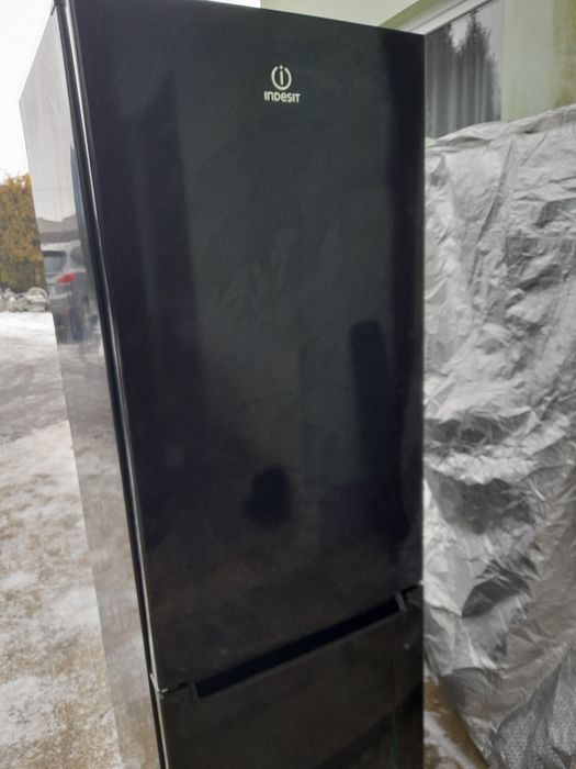 Czarna lodowka  Indesit