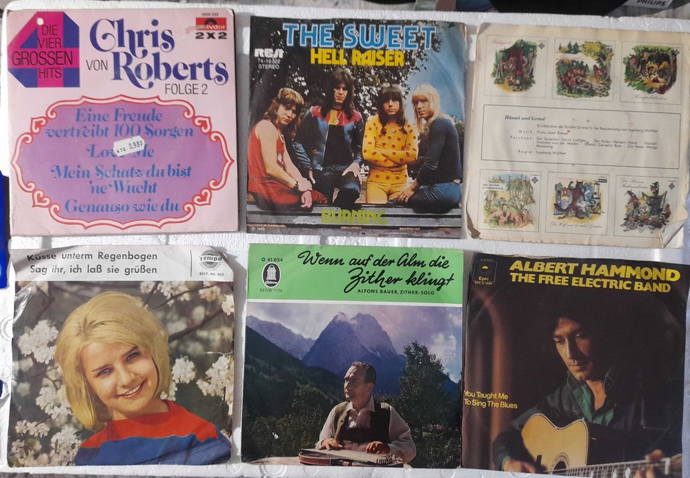 Discos de vinil de 45 rotações com música antiga.s.