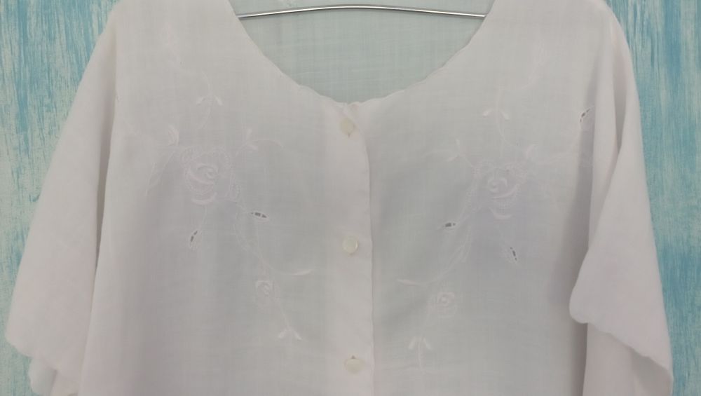 Blusa branca de linho bordada