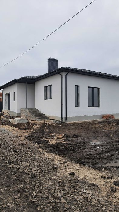 Будинок в сучасному та новому містечку з хорошим плануванням