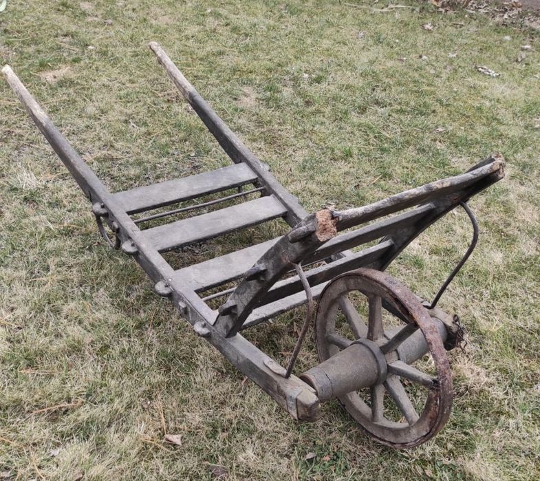 Zabytkowa drewniana taczka