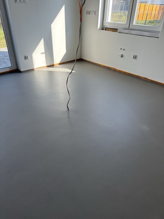 Mikrocement, posadzki z mikrocementu, poliuretan, epoksyd.