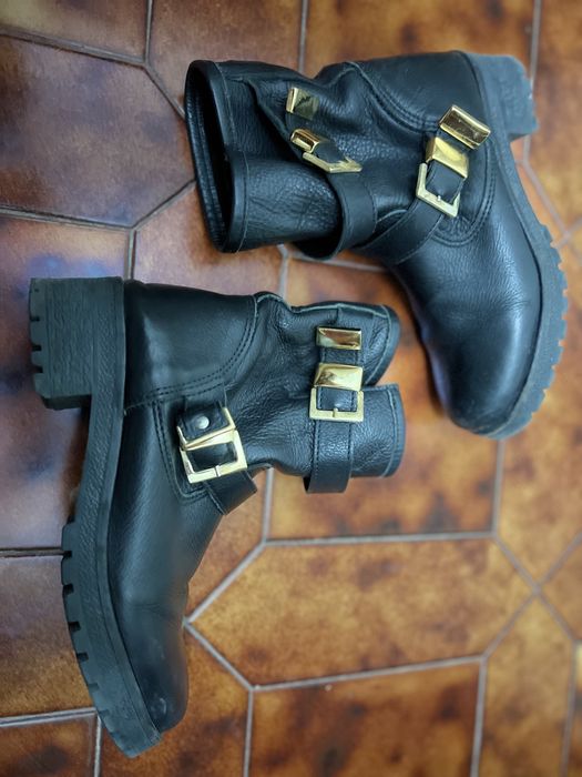 Botas pretas com fivela de fecho