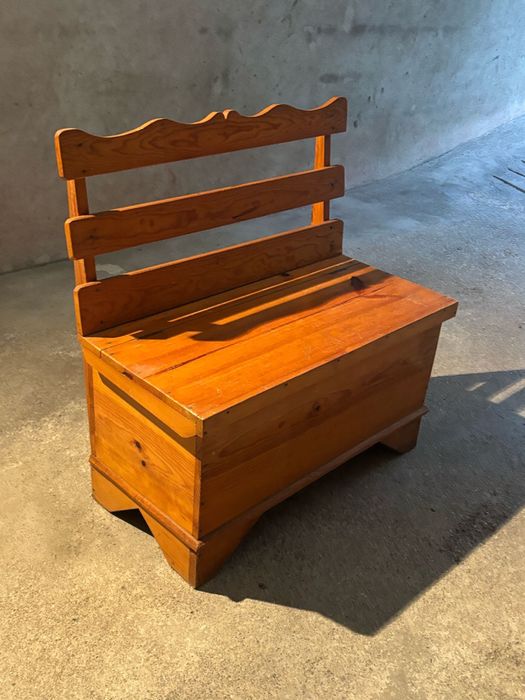 Banco de madeira com baú