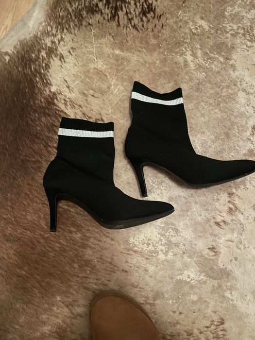 Baixa de preco Botas pretas de licra com risca dourada