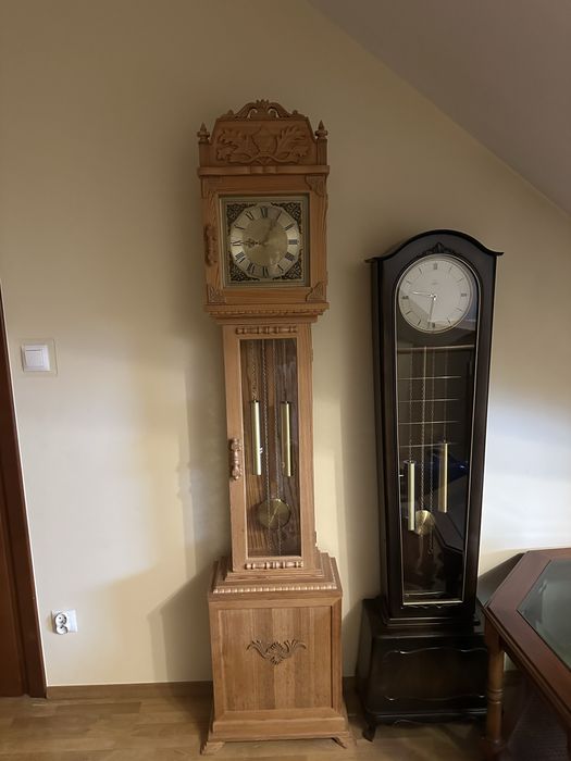 stylowy zegar stojący – jasne drewno, rzeźbiony(ten po lewej)