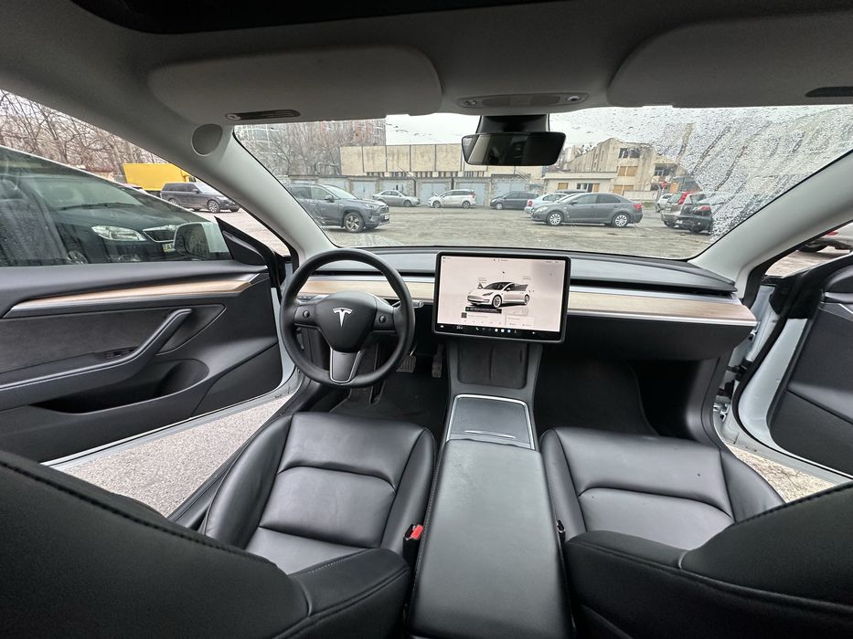 Оренда Tesla Model 3 Long Range у Києві для таксі або особистих потреб