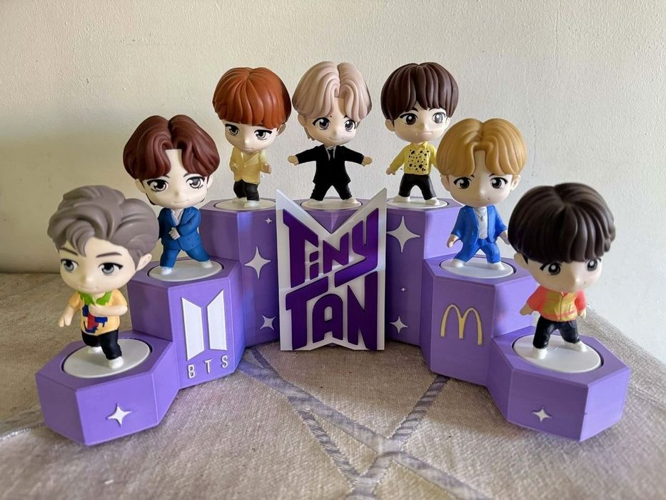 Expositor suporte figuras Tiny Tan BTS McDonalds Funko
