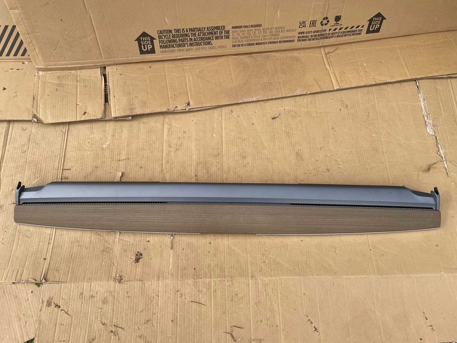 Dekor listwa konsoli deski rozdzielczej Tesla Model 3