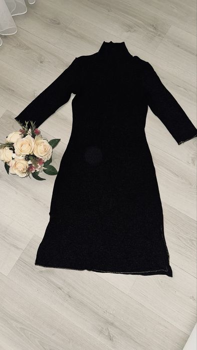 Тепленька сукня до колін по бокам з розрізами