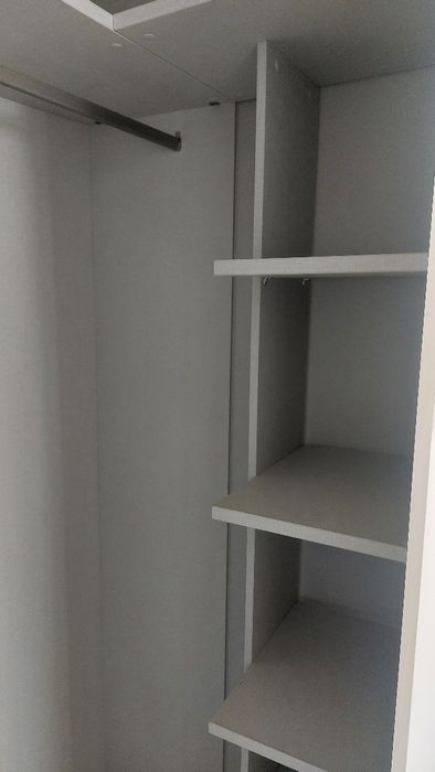 Móvel de guarda-roupa com porta espelhada