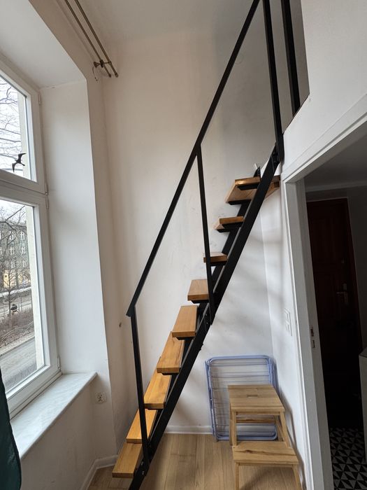 Schody metalowe loftowe z drewnianymi stopniami