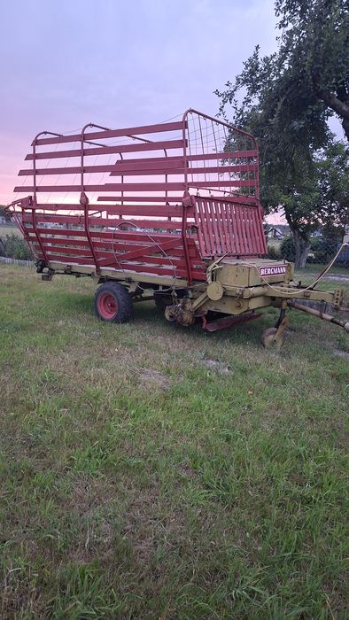 Przyczepa samozbierająca do trawy lub siana