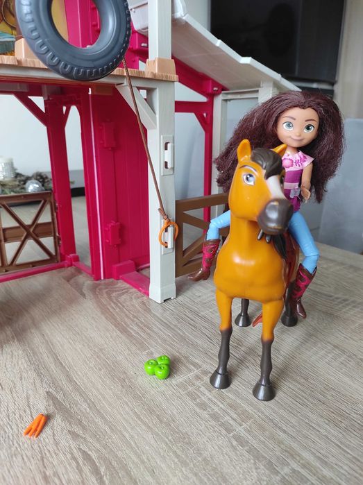 Stajnia Mustang + konik z lalką