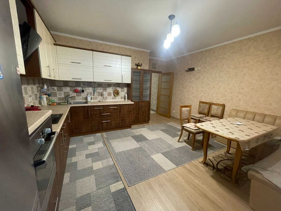 Продам великогабаритну трикімнатну квартиру. Центр. Закритий двір .