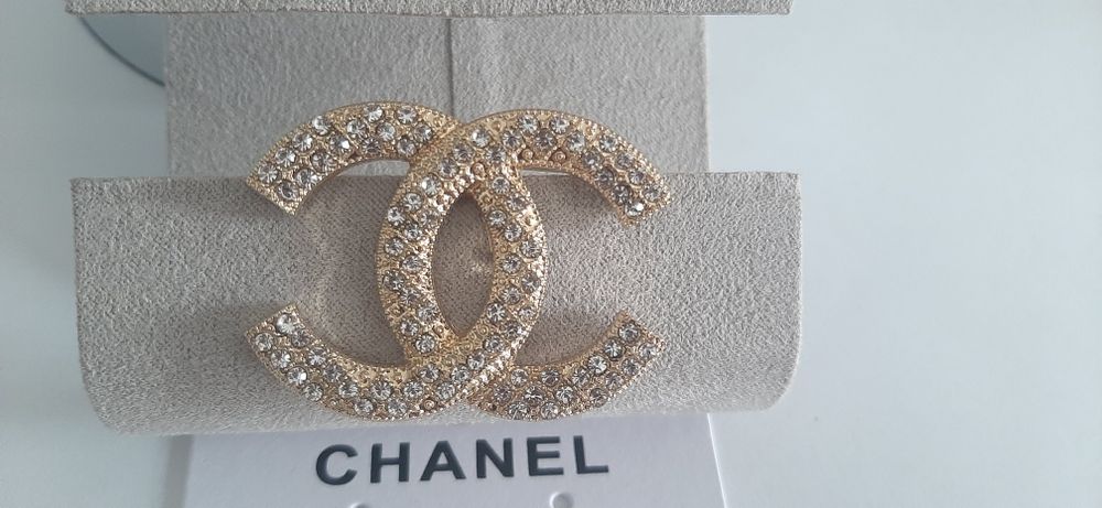 Przepiękna, złota broszka kryształki