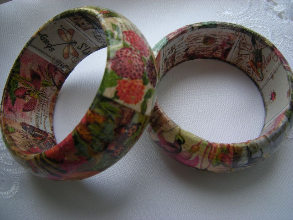 bransoletka decoupage - kolorowe kwiaty motyle ptaki na znaczkach